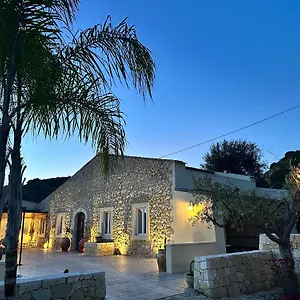 casale-900.sicilyhotelsitaly.net/